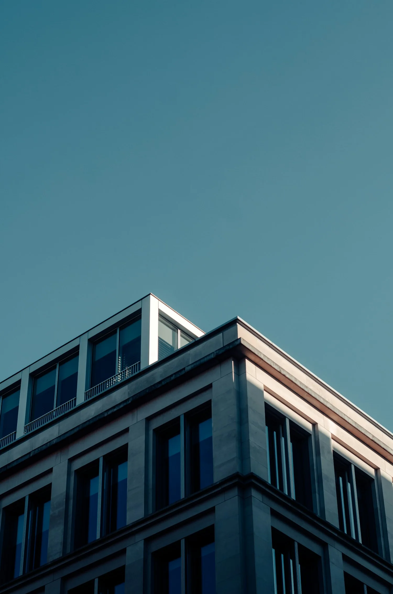 Architectonische gevel tegen een blauwe lucht