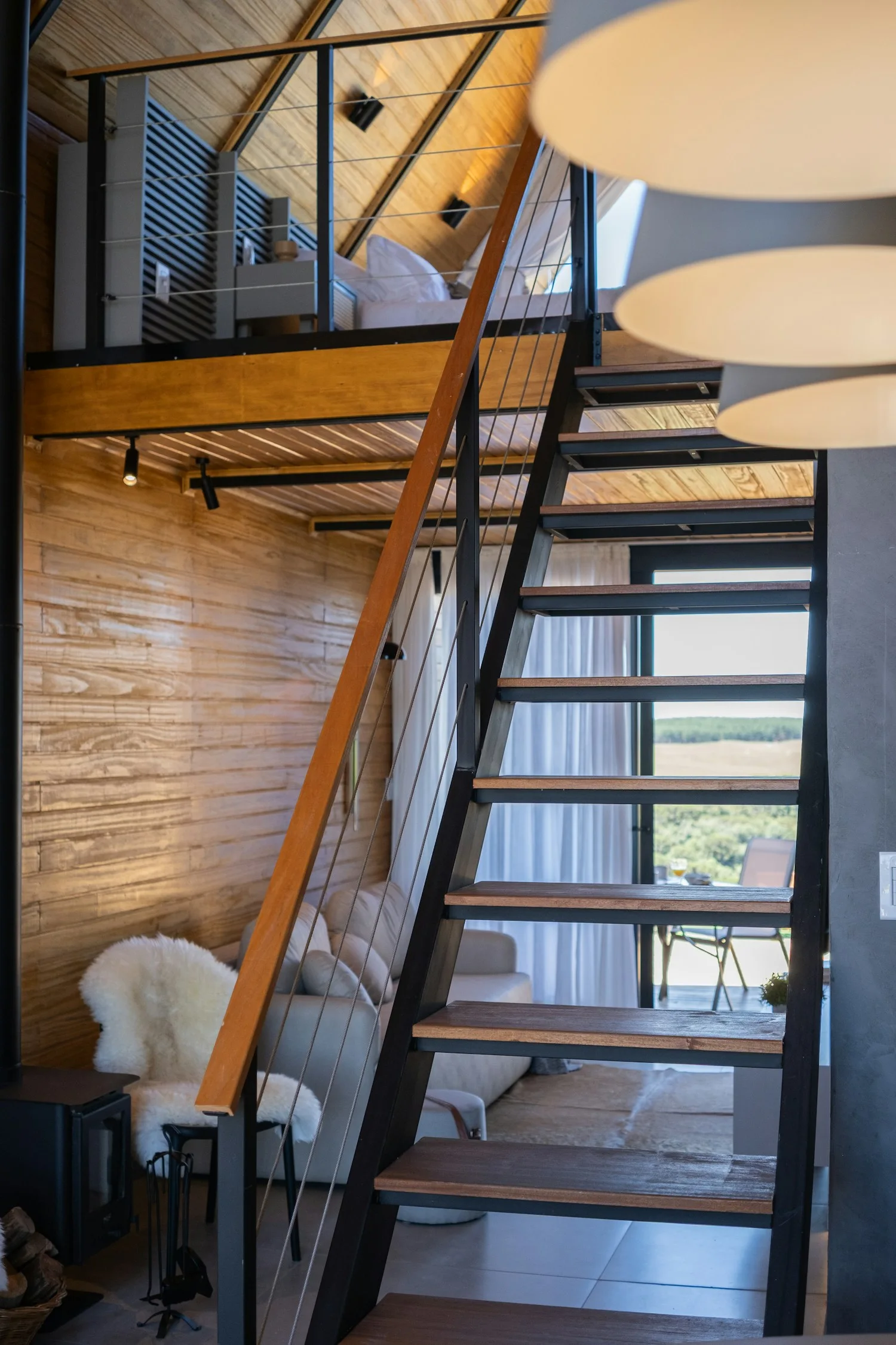 Houten interieur met een trap van staal en hout